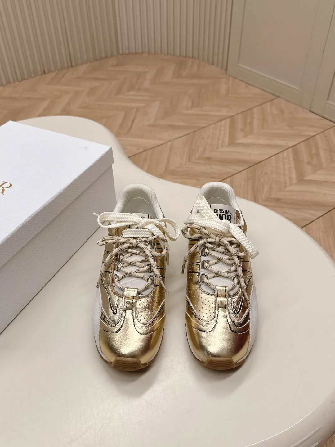 👟👟Ex-factory price 660👟👟 Dior sketch Dior spring and summer catwalk style graffiti sketch moral training shoes Forrest shoes. Original development. The most photographed item in the 25ss spring and summer show. This pair of shoes has changed the single design style of Forrest shoes in the previous impression. It retains the original shape. The details are very in line with the current fashion trend, but it also incorporates the manager's new understanding and retro feelings for Forrest shoes. The overall feeling is brand new. The material is a bit matte leather, full of retro style. It looks very high-end. The feeling on the foot is very convex. The upper foot is really good-looking and versatile. It can be worn with any style of clothes, pants and skirts. It looks good on anyone. Original combination outsole Size: 35-45